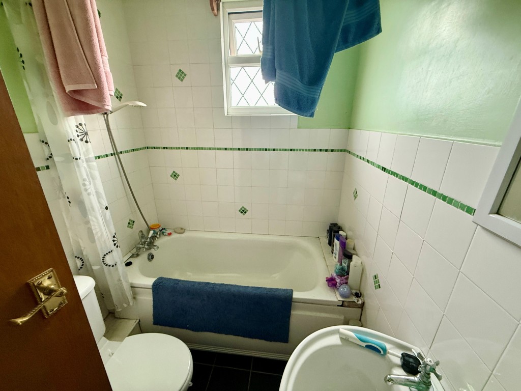 Lot: 48 - MIXED-USE INVESTMENT IN TOWN CENTRE - Flat 3 - Bathroom with W.C.